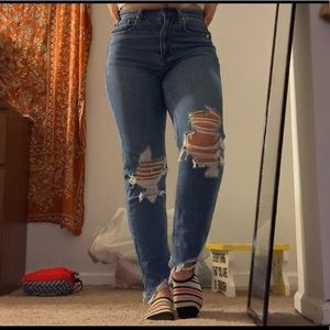 AMERICAN EAGLE MOM JEANS